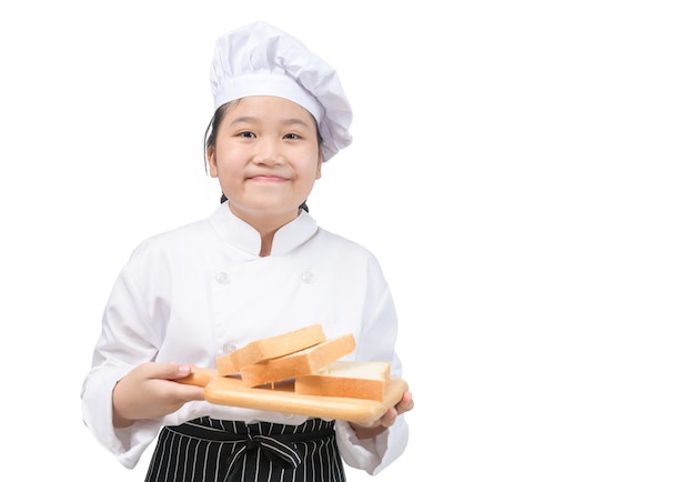 Porträt eines professionellen Mädchenkochshowbrotes auf der hölzernen Platte lokalisiert auf weißem Hintergrund. Bäckerei- und Bäckerkonzept mit Kopienraum für Eingabetext