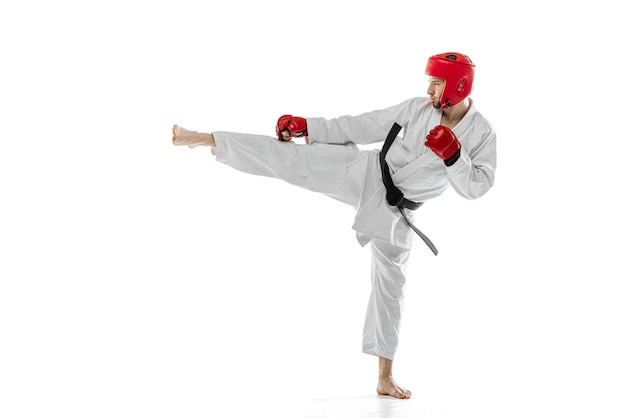 Porträt eines professionellen sportlers, der kampfkünste trainiert, die karate verpacken, isoliert über weißem studiohintergrund