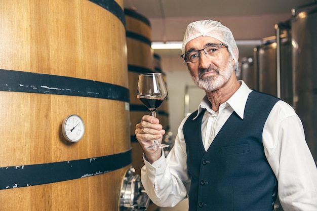 Foto porträt eines professionellen weinexperten, leitender mitarbeiter, arbeitsqualitätskontrolle in der weinkellerei