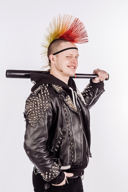 Porträt eines Punkrockers mit Mohawk-Frisur, der einen Baseballschläger auf weißem Hintergrund hält