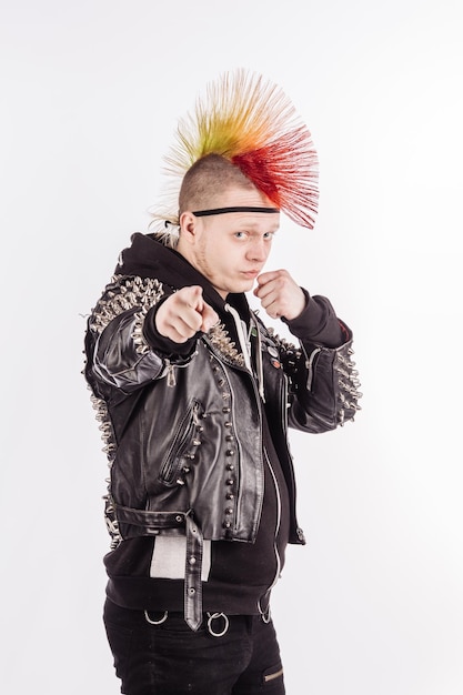 Porträt eines Punkrockers mit Mohawk mit geballten Fäusten, die bereit sind, auf weißem Hintergrund zu kämpfen