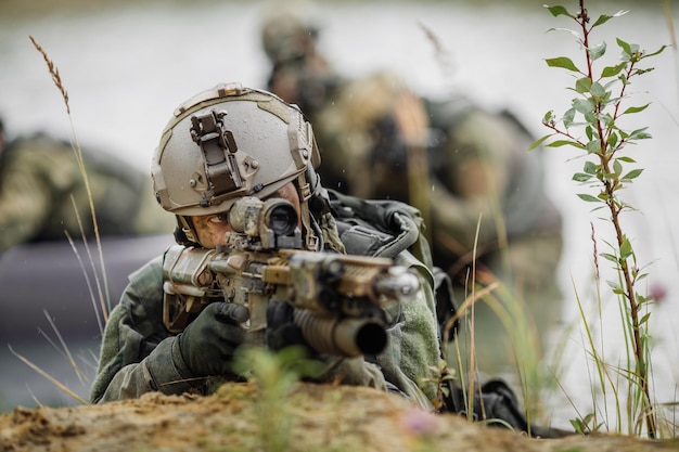 Porträt eines Rangers auf dem Schlachtfeld mit einer Waffe