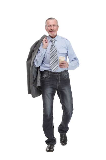 Porträt eines reifen Geschäftsmannes, der eine Tasse Kaffee hält und in die Kamera schaut