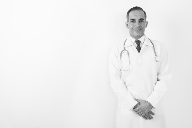 Porträt eines reifen persischen Arztes auf weiß in schwarz und weiß