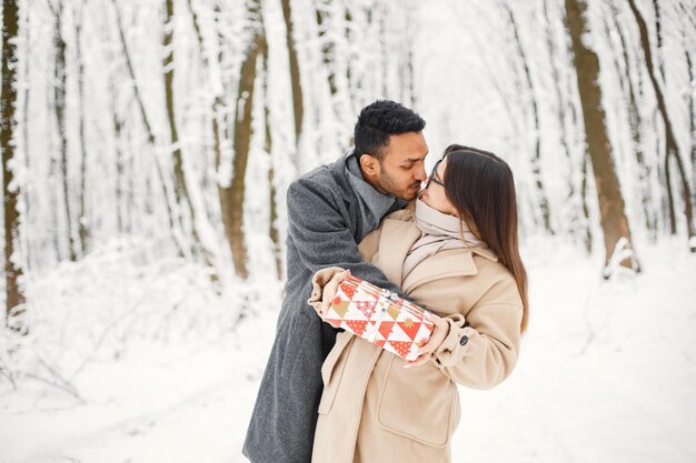 Porträt eines romantischen Paares, das Zeit zusammen im Winterwald verbringt