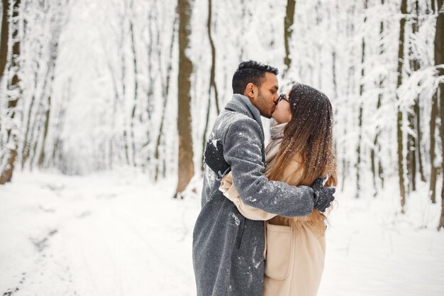 Porträt eines romantischen Paares, das Zeit zusammen im Winterwald verbringt