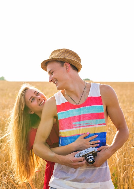 Porträt eines romantischen Paares umarmt im Feld