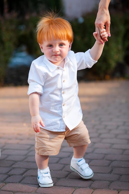 Porträt eines rothaarigen kleinen Jungen