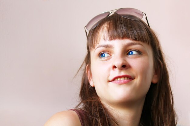 Porträt eines schönen blauäugigen Mädchens.