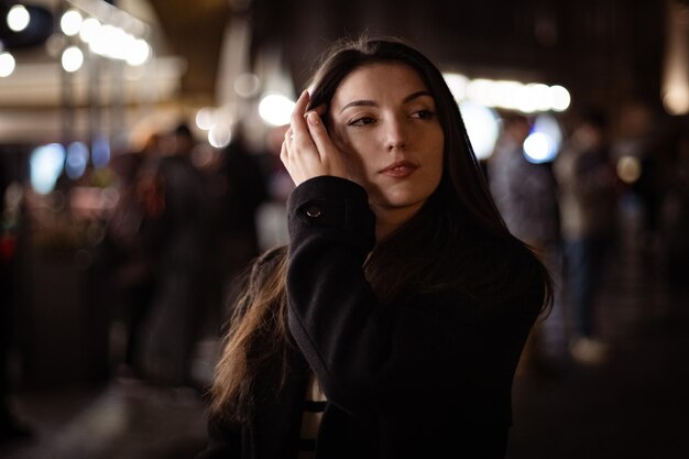 Porträt eines schönen brünetten Mädchens in der Nachtstadt