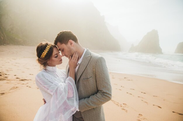 Porträt eines schönen jungen Hochzeitspaares am Strand