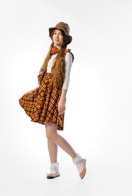 Porträt eines schönen jungen Mädchens in Retro-Kleidung, das auf weißem Studiohintergrund posiert Konzept der Retro-Mode