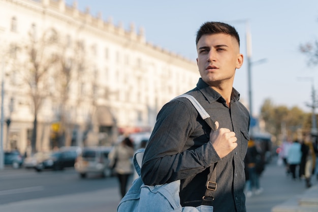 Porträt eines schönen jungen Mannes mit Rucksack