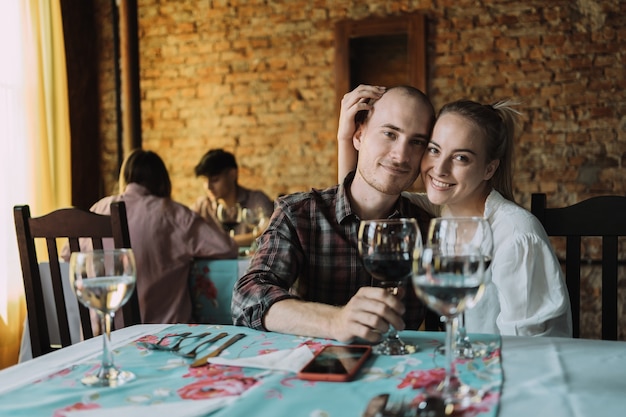 Porträt eines schönen jungen verliebten Paares in einem Restaurant