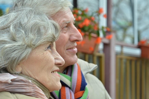 Porträt eines schönen kaukasischen Seniorenpaares, das wegschaut