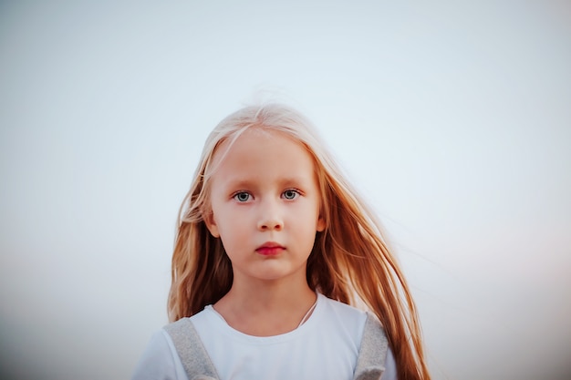 Porträt eines schönen kleinen blauäugigen blonden Mädchens. Speicherplatz kopieren