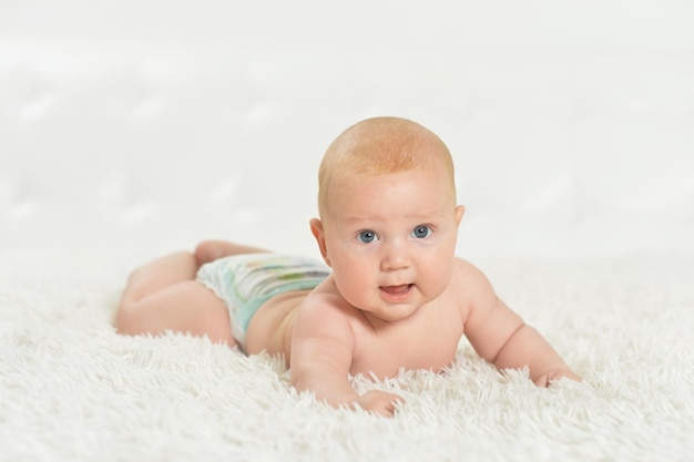 Porträt eines schönen kleinen Jungen auf dem Bett