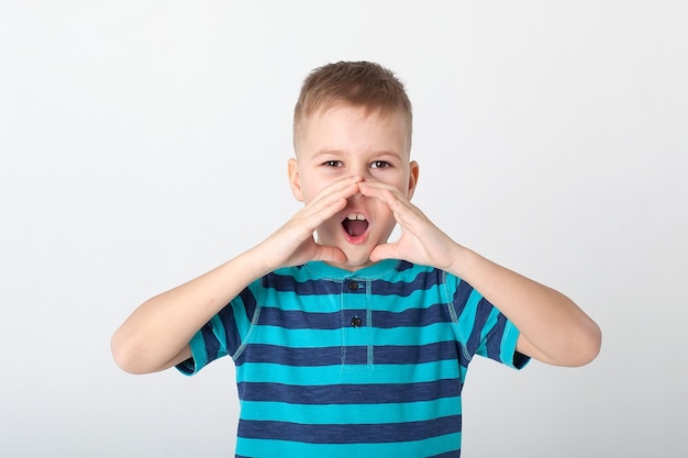 Porträt eines schönen kleinen Jungen, der Ihnen Daumen nach oben über gelbem Hintergrund gibt