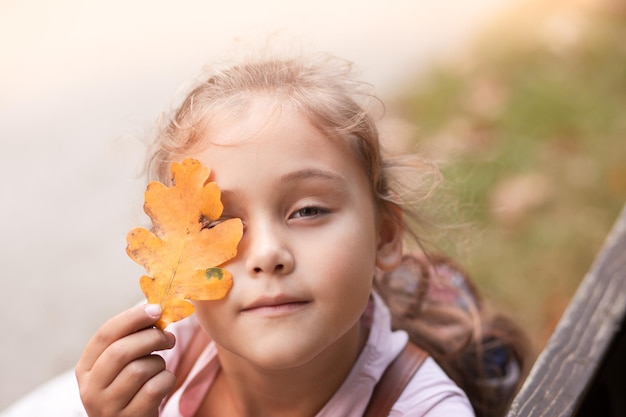 Porträt eines schönen kleinen Mädchens im Herbst im Park