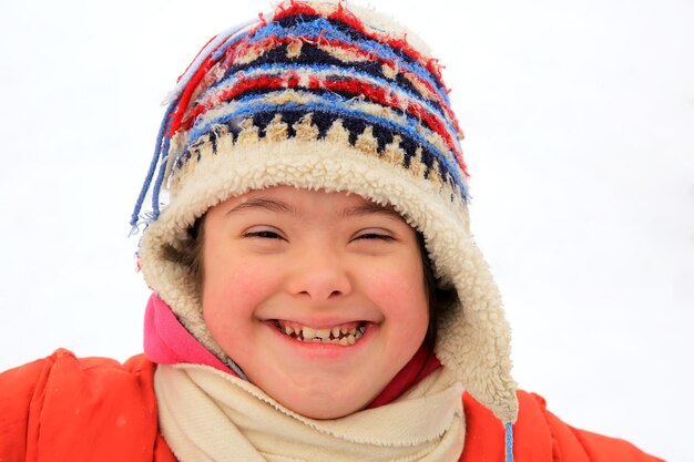 Porträt eines schönen kleinen Mädchens im Winter