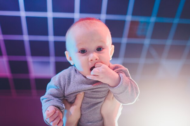 Foto porträt eines schönen lächelnden babys.