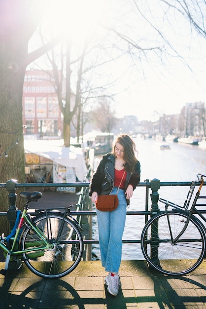 Porträt eines schönen Mädchens an einem sonnigen Tag Straßen von Amsterdam Ein Mädchen genießt ihren Lebensstil