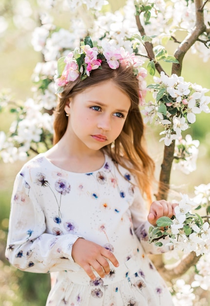 Porträt eines schönen Mädchens in einem Frühlingsgarten