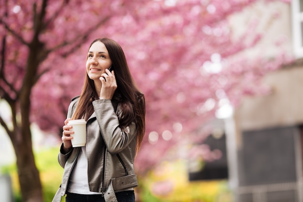 Porträt eines schönen Mädchens in einem Sakura-Baum.