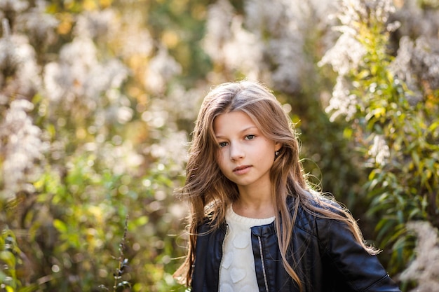 Porträt eines schönen mädchens mit langen haaren auf natur im sommer