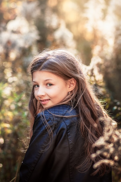 Porträt eines schönen Mädchens mit langen Haaren auf Natur im Sommer