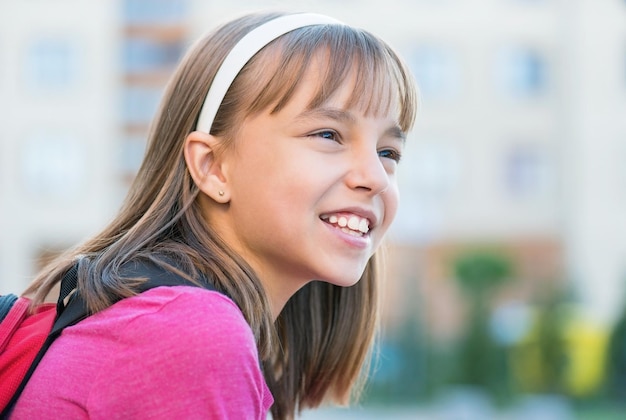 Porträt eines schönen Mädchens mit Schultasche Zurück zur Schule Konzept