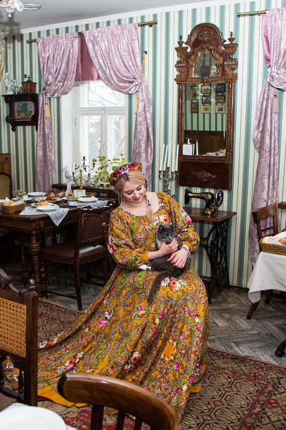 Porträt eines schönen russischen Mädchens in einem Kokoshnik und in traditioneller Kleidung