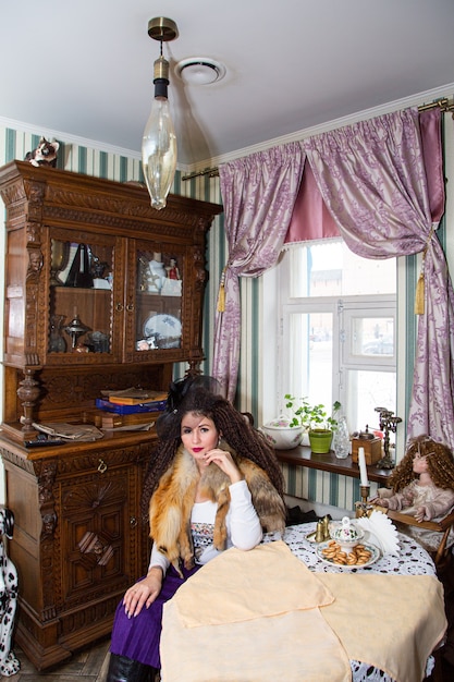 Foto porträt eines schönen russischen mädchens in einem kokoshnik und in traditioneller kleidung