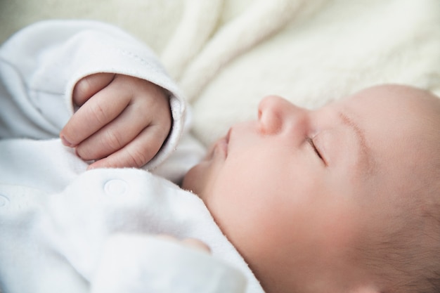 Porträt eines schönen schlafenden neugeborenen Jungen