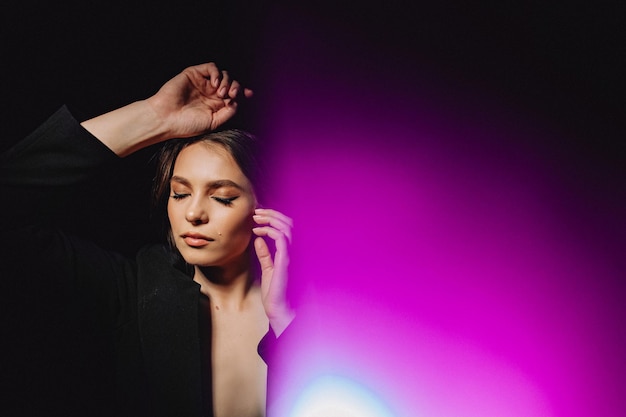 Porträt eines schönen sexy Mädchens mit teurem und hochwertigem Make-up auf dunklem Hintergrund. Kreatives Make-up-Thema. Portrait auf dem Hintergrund kosmischer Lichtpunkte.