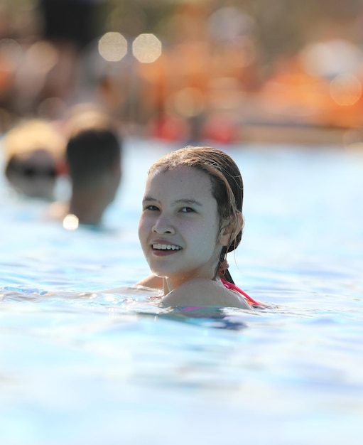 Porträt eines schönen Teenager-Mädchens schwimmt im Pool