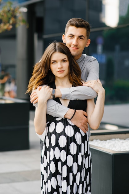 Porträt eines schönen und glücklichen Paares in der Liebe ein Kerl und ein Mädchen im Sommer