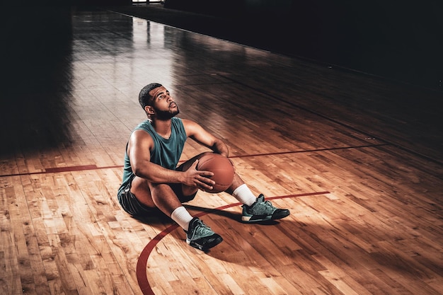 Porträt eines schwarzen Basketballspielers in einer Basketballhalle