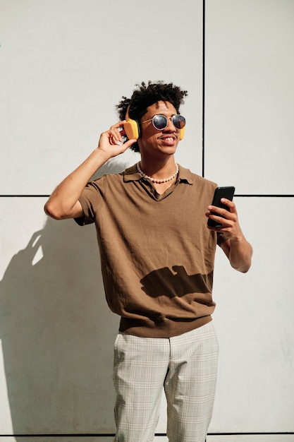 Porträt eines schwarzen Mannes in der Stadt - Modekonzept
