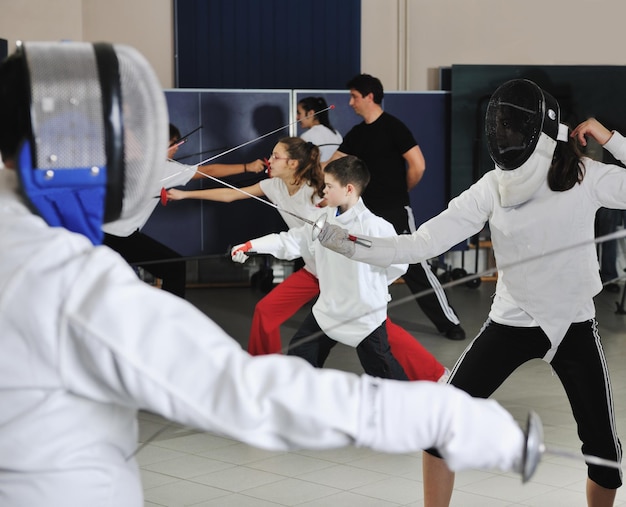 Foto porträt eines schwertkampfsportlers beim training