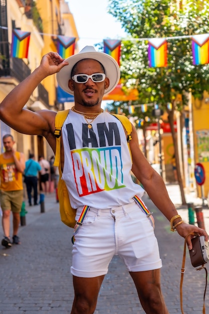 Porträt eines schwulen schwarzen ethnischen Mannes auf der Pride-Party, der Fotos mit einer LGBT-Flagge macht
