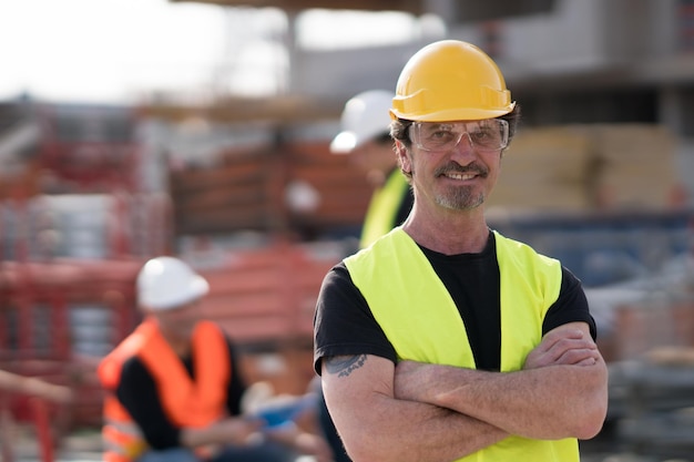 Porträt eines selbstbewussten Architekten auf der Baustelle