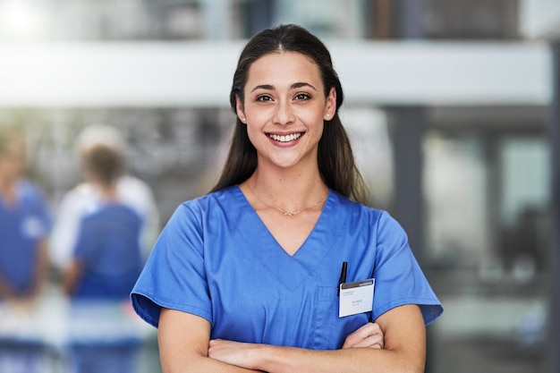 Porträt eines selbstbewussten Arztes, der in einem Krankenhaus arbeitet