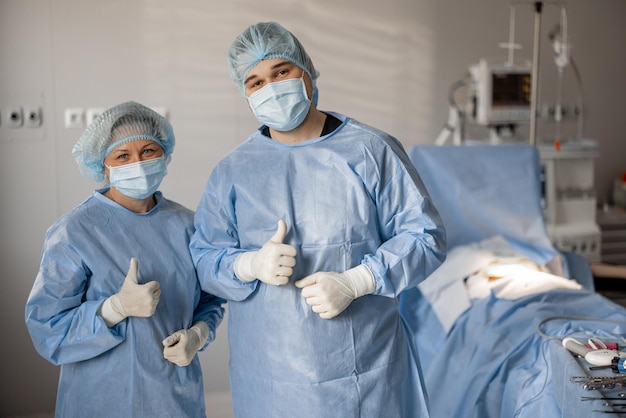 Porträt eines selbstbewussten Chirurgen im Operationssaal