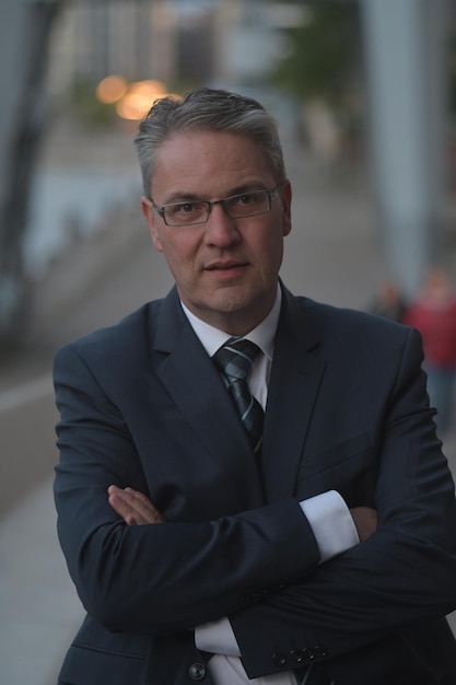 Porträt eines selbstbewussten Geschäftsmanns, der im Freien steht