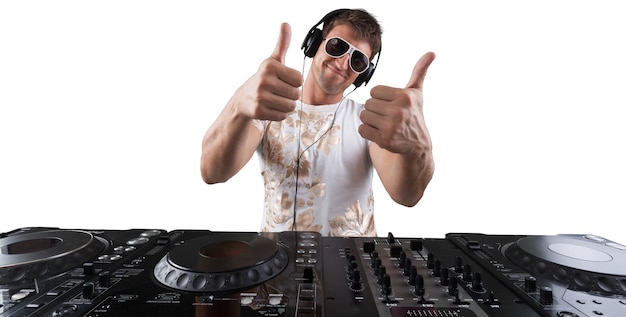 Porträt eines selbstbewussten jungen DJs mit Kopfhörern am Kopf, der Musik auf dem Mixer mischt