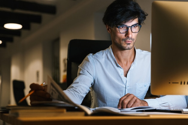 Porträt eines selbstbewussten konzentrierten Geschäftsmannes, der arbeitet