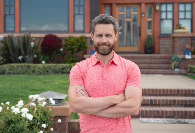 Porträt eines selbstbewussten Mannes, der vor dem neuen Zuhause steht Erfolgreicher Immobilienmakler, der Haus fo kauft