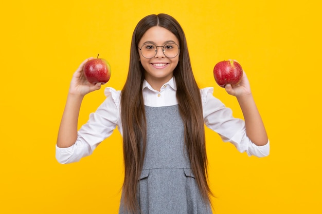 Porträt eines selbstbewussten Teenager-Mädchens mit Apfel, das einen gesunden Snack zu sich nehmen wird. Gesundheit, Ernährung, Diäten und Vitamine für Kinder