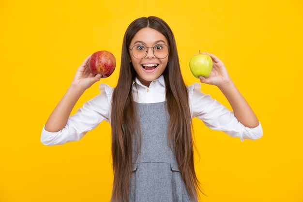 Porträt eines selbstbewussten Teenager-Mädchens mit Apfel, das einen gesunden Snack zu sich nehmen wird. Gesundheit, Ernährung, Diäten und Vitamine für Kinder